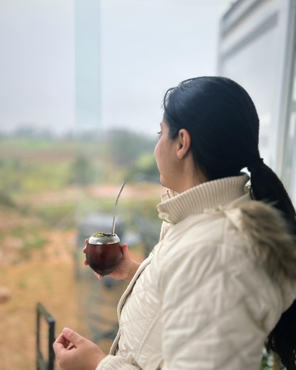 Pessoa contemplando a natureza em estado de mindfulness