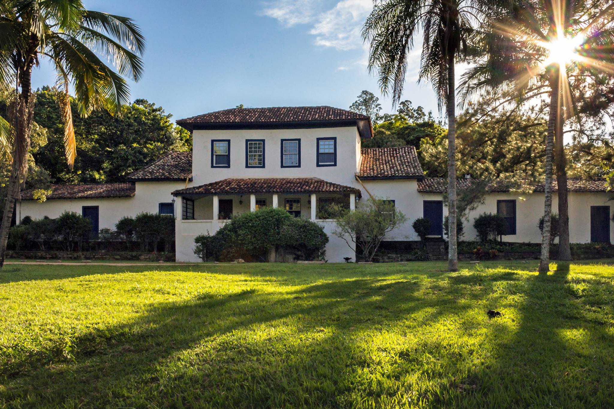 Vista da Fazenda Pirahy com lago e montanhas