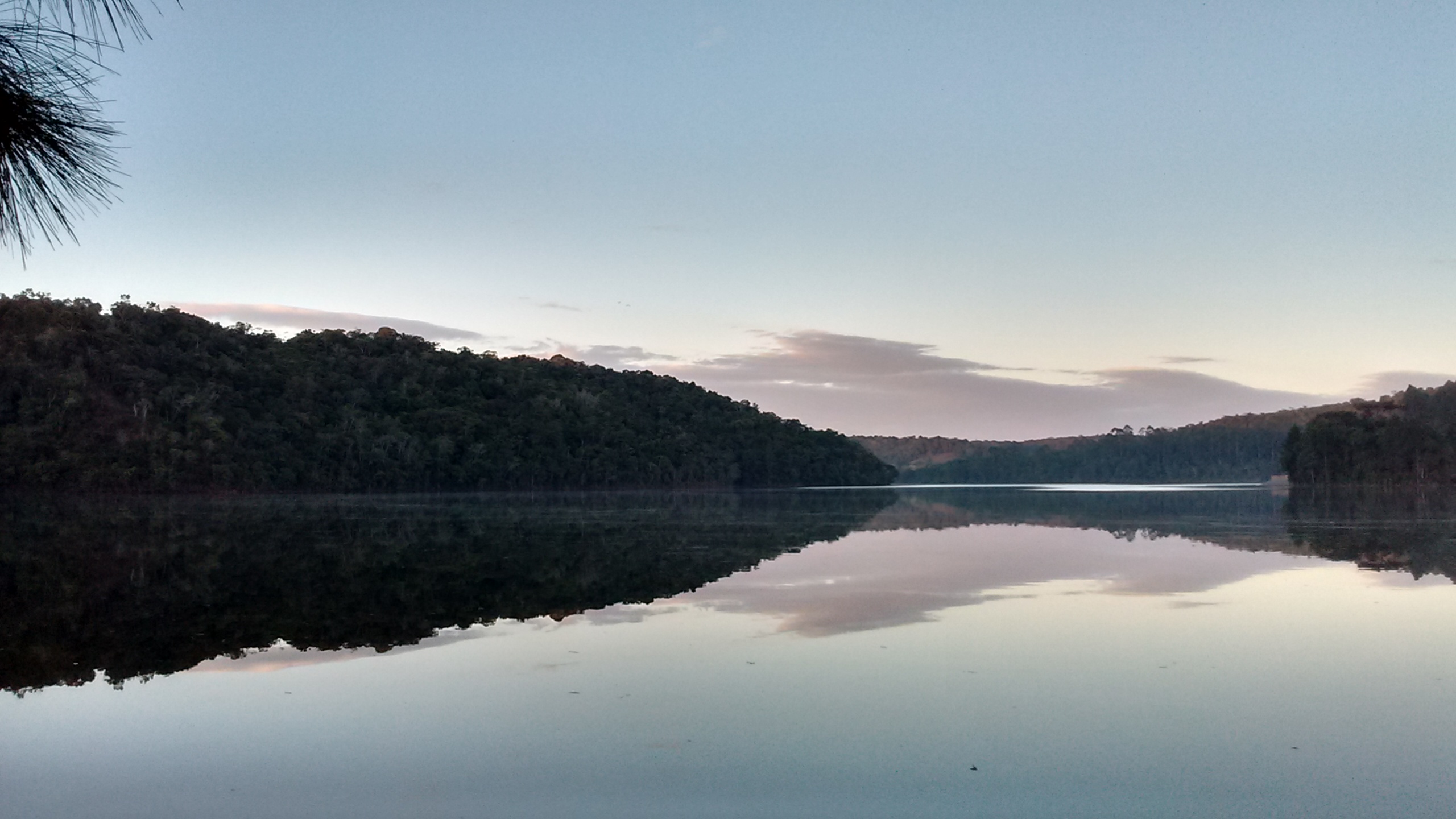 Vista da Represa do França em Ibiúna, com mata preservada ao redor