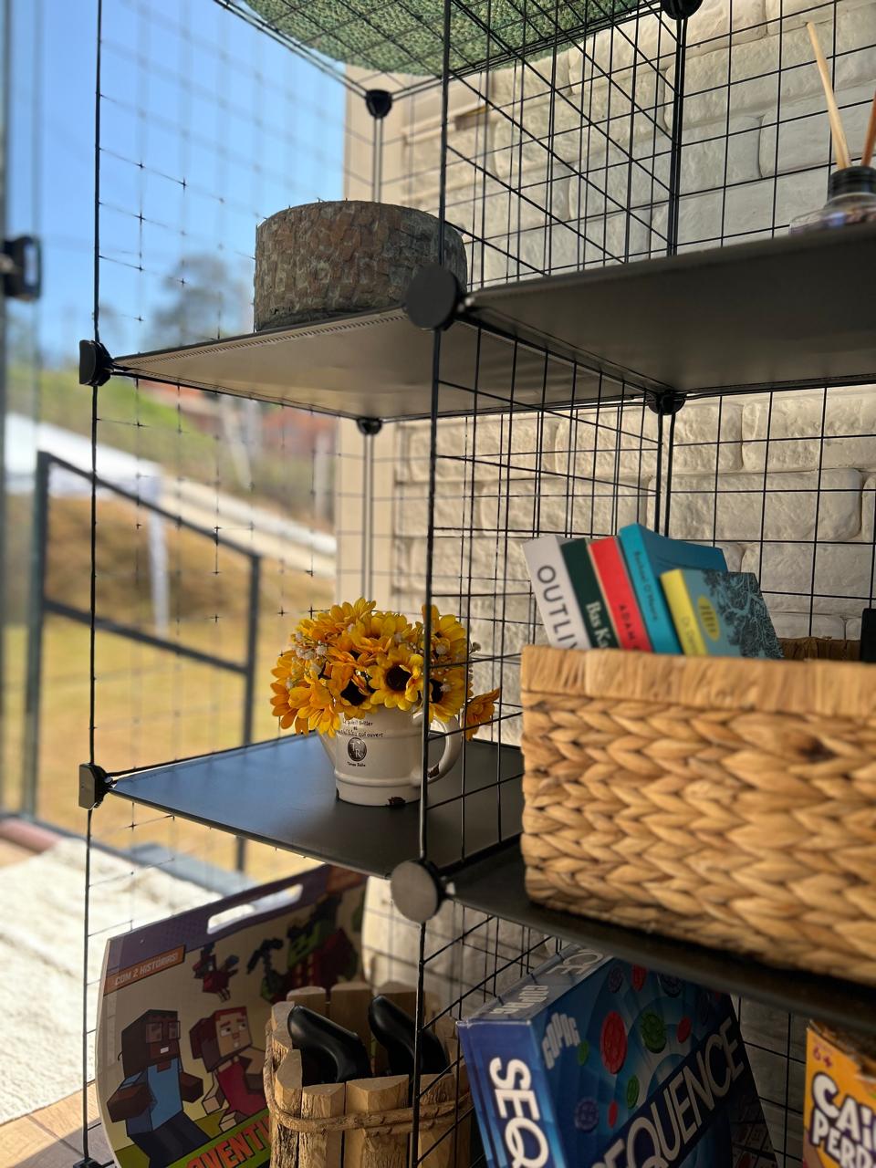 Espaço aconchegante sem tecnologia com livros e natureza